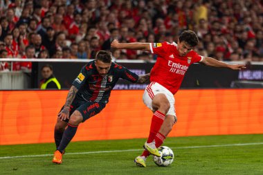 Liga Portekiz 2022 / 23 maçında SL Benfica ve SC Braga arasında Portekiz 'in Estadio Da Luz kentinde Joao Neves ile düello yapan Andre Horta. (Maciej Rogowski)