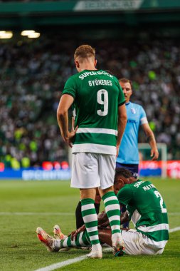 Matheus Reis Viktor Gyokeres, Liga Portekiz maçında Sporting CP ve FC Vizela arasında Estadio Jose Alvalade, Lizbon, Portekiz 'de oynanan maçta. (Maciej Rogowski)