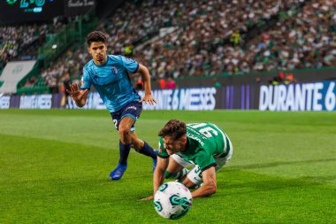 Portekiz Ligi sırasında Afonso Moreira ile Estadio Jose Alvalade, Lizbon, Portekiz 'de oynayan Sporting CP ve FC Vizela arasında oynanan 23 / 24 maçında Tomas Silva ile düello yaptı. (Maciej Rogowski)