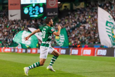 Paulinho, Portekiz 'in Lizbon şehrinde Estadio Jose Alvalade' de oynayan Sporting CP ve FC Vizela arasında oynanan maçta attığı 23 / 24 'lük golü kutluyor. (Maciej Rogowski)