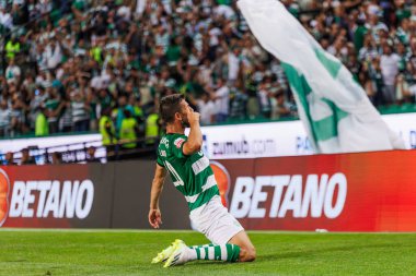 Paulinho, Portekiz 'in Lizbon şehrinde Estadio Jose Alvalade' de oynayan Sporting CP ve FC Vizela arasında oynanan maçta attığı 23 / 24 'lük golü kutluyor. (Maciej Rogowski)