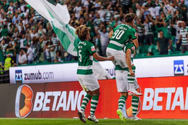 Paulinho, Portekiz 'in Lizbon şehrinde Estadio Jose Alvalade' de oynayan Sporting CP ve FC Vizela arasında oynanan maçta attığı 23 / 24 'lük golü kutluyor. (Maciej Rogowski)