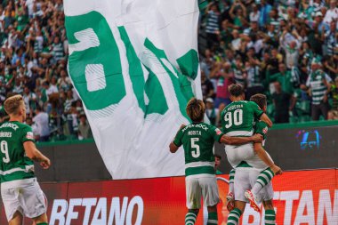 Paulinho, Portekiz 'in Lizbon şehrinde Estadio Jose Alvalade' de oynayan Sporting CP ve FC Vizela arasında oynanan maçta attığı 23 / 24 'lük golü kutluyor. (Maciej Rogowski)