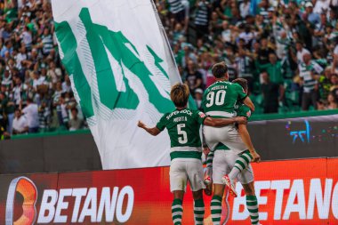 Paulinho, Portekiz 'in Lizbon şehrinde Estadio Jose Alvalade' de oynayan Sporting CP ve FC Vizela arasında oynanan maçta attığı 23 / 24 'lük golü kutluyor. (Maciej Rogowski)