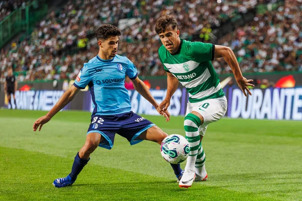 Portekiz Ligi sırasında Afonso Moreira ile Estadio Jose Alvalade, Lizbon, Portekiz 'de oynayan Sporting CP ve FC Vizela arasında oynanan 23 / 24 maçında Tomas Silva ile düello yaptı. (Maciej Rogowski)