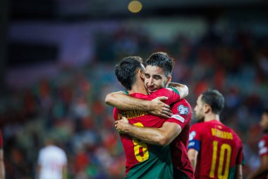 Goncalo Inacio, UEFA Euro 2024 eleme maçında Bruno Fernandes ile attığı golü Portekiz ve Lüksemburg milli takımları arasında Faro 'nun Estadio Algarve kentinde kutlar. (Maciej Rogowski)