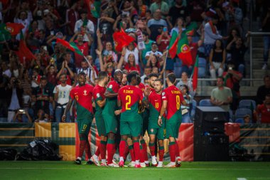 Portekizli oyuncular, Portekiz ve Lüksemburg milli takımları arasında oynanan UEFA Euro 2024 ön eleme maçında Goncalo Ramos 'tan gelen ilk golü Faro' nun Estadio Algarve kentinde kutluyorlar. (Maciej Rogowski)