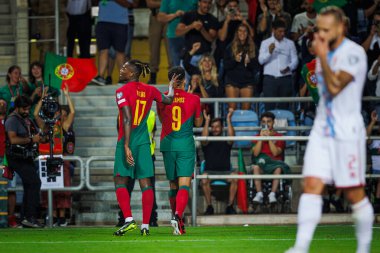 Goncalo Ramos, UEFA Euro 2024 eleme maçında Portekiz ve Lüksemburg milli takımları arasında Estadio Algarve, Faro 'da Rafael Leao ile dans ederek kutlar. (Maciej Rogowski)