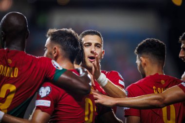 Portekiz 'in oyuncuları, Portekiz ve Lüksemburg milli takımları arasında oynanan UEFA Euro 2024 ön eleme maçında Goncalo Inacio' nun attığı ikinci golü kutluyorlar. (Maciej Rogowski)