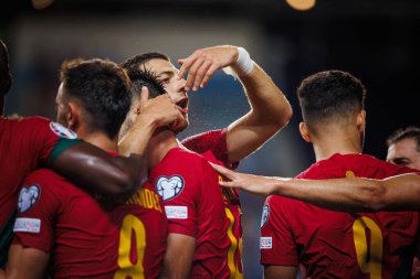 Portekiz 'in oyuncuları, Portekiz ve Lüksemburg milli takımları arasında oynanan UEFA Euro 2024 ön eleme maçında Goncalo Inacio' nun attığı ikinci golü kutluyorlar. (Maciej Rogowski)