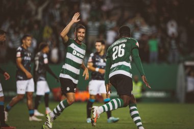 Goncalo Inacio ve Ousmane Dembele, Portekiz 'in Lizbon şehrindeki Estadio Jose Alvalade' de oynanan Liga Portekiz CP ve Moreirense FC maçlarında attıkları 23 / 24 'lük golü kutluyorlar. (Maciej Rogowski)