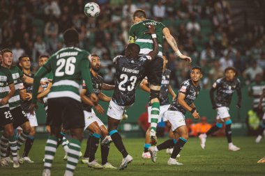 Sebastian Coates, Liga Portekiz 'de Sporting CP ile Moreirense FC arasında oynanan maçta Lizbon' daki Estadio Jose Alvalade 'de topa öncülük ediyor. (Maciej Rogowski)