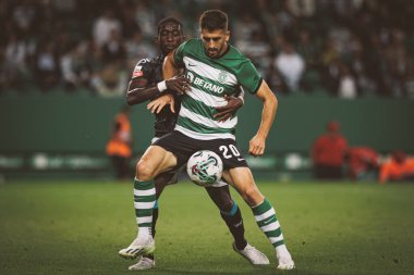 Paulinho, Liga Portugal maçında Frimpong ile Estadio Jose Alvalade, Lizbon, Portekiz 'de Sporting CP ile Moreirense FC arasında 23 / 24 düello yaptı. (Maciej Rogowski)