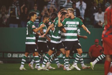 Spor Oyuncuları, Liga Portekiz 'deki Liga CP ile Portekiz' deki Estadio Jose Alvalade, Lizbon 'daki Moreirense FC arasında oynanan 23 / 24 maçında Viktor Gyokeres' in attığı golü kutluyor. (Maciej Rogowski)