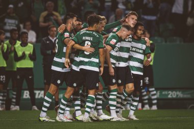Spor Oyuncuları, Liga Portekiz 'deki Liga CP ile Portekiz' deki Estadio Jose Alvalade, Lizbon 'daki Moreirense FC arasında oynanan 23 / 24 maçında Viktor Gyokeres' in attığı golü kutluyor. (Maciej Rogowski)