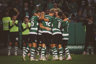 Spor Oyuncuları, Liga Portekiz 'deki Liga CP ile Portekiz' deki Estadio Jose Alvalade, Lizbon 'daki Moreirense FC arasında oynanan 23 / 24 maçında Viktor Gyokeres' in attığı golü kutluyor. (Maciej Rogowski)