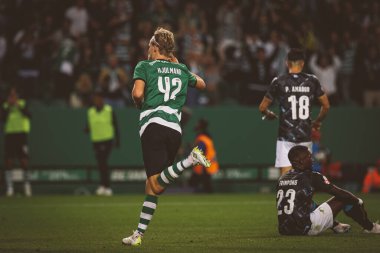Morten Hjumland, Portekiz 'in Lizbon kenti Estadio Jose Alvalade' de Sporting CP ile Moreirense FC arasında oynanan maçta attığı ilk golü attıktan sonra kutluyor. (Maciej Rogowski)