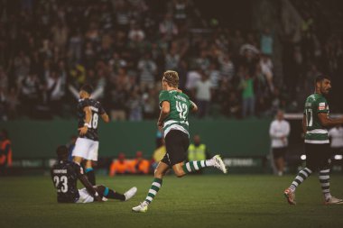Morten Hjumland, Portekiz 'in Lizbon kenti Estadio Jose Alvalade' de Sporting CP ile Moreirense FC arasında oynanan maçta attığı ilk golü attıktan sonra kutluyor. (Maciej Rogowski)