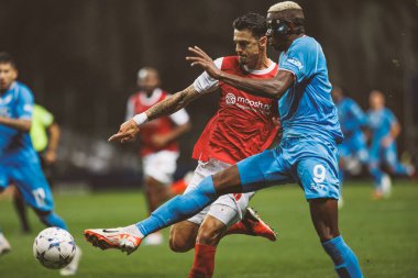 Andre Fonte, Victor Osimhen UEFA Şampiyonlar Ligi 2023 / 24 maçında SC Braga ve SSC Napoli arasında Estadio Municipal de Braga, Portekiz 'de oynandı. (Maciej Rogowski)