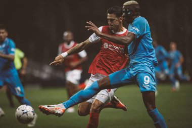 Jose Fonte, Victor Osimhen UEFA Şampiyonlar Ligi 2023 / 24 maçında SC Braga ve SSC Napoli arasında Estadio Municipal de Braga, Portekiz 'de oynandı. (Maciej Rogowski)