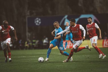 Stanislav Lobotka, Vitor Carvalho UEFA Şampiyonlar Ligi 2023 / 24 maçında SC Braga ve SSC Napoli arasında Estadio Municipal de Braga, Portekiz 'de oynandı. (Maciej Rogowski)
