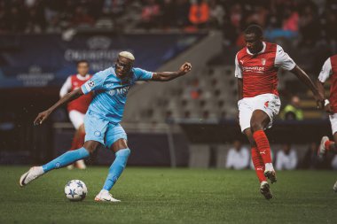 Victor Osimhen, Sikou Niakate UEFA Şampiyonlar Ligi 2023 / 24 maçında SC Braga ve SSC Napoli arasında Estadio Municipal de Braga, Braga, Portekiz 'de oynandı. (Maciej Rogowski)