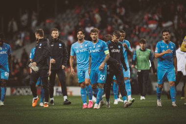 Napoli 'nin oyuncuları, UEFA Şampiyonlar Ligi 2023 / 24 maçında taraftarlarıyla Estadio Municipal de Braga, Portekiz' de SC Braga ve SSC Napoli arasında kutluyorlar. (Maciej Rogowski)