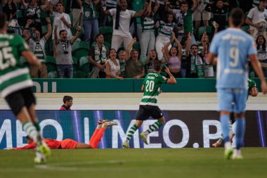 Paulinho, Portekiz 'in Lizbon şehrinde Estadio Jose Alvalade' de oynayan Sporting CP ile Rio Ave FC arasında oynanan maçta attığı 23 / 24 'lük golü kutluyor. (Maciej Rogowski)