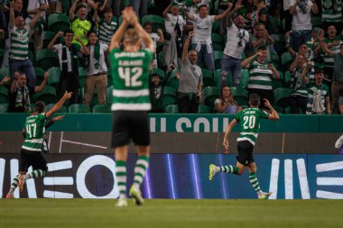Paulinho, Portekiz 'in Lizbon şehrinde Estadio Jose Alvalade' de oynayan Sporting CP ile Rio Ave FC arasında oynanan maçta attığı 23 / 24 'lük golü kutluyor. (Maciej Rogowski)