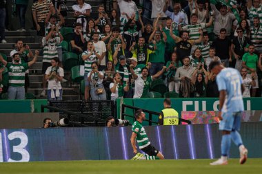 Paulinho, Portekiz 'in Lizbon şehrinde Estadio Jose Alvalade' de oynayan Sporting CP ile Rio Ave FC arasında oynanan maçta attığı 23 / 24 'lük golü kutluyor. (Maciej Rogowski)