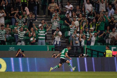 Paulinho, Portekiz 'in Lizbon şehrinde Estadio Jose Alvalade' de oynayan Sporting CP ile Rio Ave FC arasında oynanan maçta attığı 23 / 24 'lük golü kutluyor. (Maciej Rogowski)