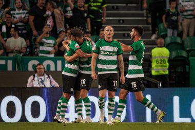 Paulinho, Portekiz 'in Lizbon şehrinde Estadio Jose Alvalade' de oynayan Sporting CP ile Rio Ave FC arasında oynanan maçta attığı 23 / 24 'lük golü kutluyor. (Maciej Rogowski)