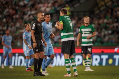 Liga Portekiz maçında hakem Sebastian Coates ile Estadio Jose Alvalade, Lizbon 'da oynanan maçta Sporting CP ve Rio Ave FC arasında 23 / 24 maç vardı. (Maciej Rogowski)