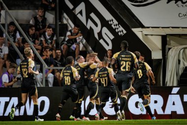Spor Oyuncuları, Liga Portugal Betclic maçında Estadio de Sao Luis, Faro 'da SC Farense ve Sporting CP arasında oynanan Viktor Gyokeres' in 23 / 24 'lük golünü kutluyor. (Maciej Rogowski)