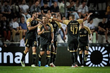 Spor Oyuncuları, Liga Portugal Betclic 'in Estadio de Sao Luis, Faro' da SC Farense ile Sporting CP arasında oynadığı maçta Pedro Goncalf 'in attığı golü kutluyor. (Maciej Rogowski)