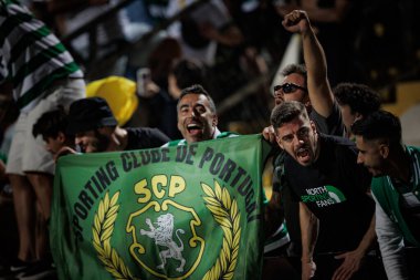 Viktor Gyokeres ve Sporting oyuncuları, Liga Portugal Betclic maçında attıkları 23 / 24 'lük golle Estadio de Sao Luis, Faro' da SC Farense ve Sporting CP arasında attıkları golü kutluyorlar. (Maciej Rogowski)