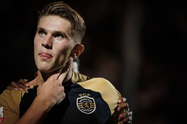 Viktor Gyokeres ve Sporting oyuncuları, Liga Portugal Betclic maçında attıkları 23 / 24 'lük golle Estadio de Sao Luis, Faro' da SC Farense ve Sporting CP arasında attıkları golü kutluyorlar. (Maciej Rogowski)