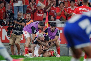 Angel Di Maria, Lizbon 'un Estadio Da Luz kentinde oynanan Liga Portekiz Betclic maçında SL Benfica ile FC Porto arasında 23 / 24' lük bir gol attıktan sonra kutluyor. (Maciej Rogowski)