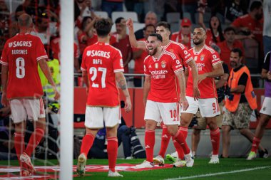 Orkun Kokcu ve Benfica takımı, Lizbon 'un Estadio Da Luz kentinde oynanan Liga Portekiz Betclic maçında SL Benfica ile FC Porto arasında 23 / 24' lük gol attıktan sonra bunu kutluyorlar. (Maciej Rogowski)