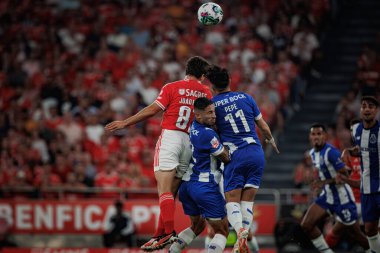 Joao Neves, Pepe Liga Portekiz Betclic maçında SL Benfica ve FC Porto arasında Estadio Da Luz, Lizbon 'da oynandı. (Maciej Rogowski)
