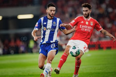 Liga Portekiz Betclic maçında Porto ve Rafa Silva 'dan Joao Mario SL Benfica ve FC Porto arasında Estadio Da Luz, Lizbon' da oynandı. (Maciej Rogowski)