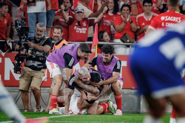 Benfica 'nın oyuncuları, Lizbon' un Estadio Da Luz kentinde oynayan SL Benfica ile FC Porto arasında oynanan Liga Portekiz Betclic 23 / 24 maçında Angel Di Maria 'nın attığı golü kutluyor. (Maciej Rogowski)