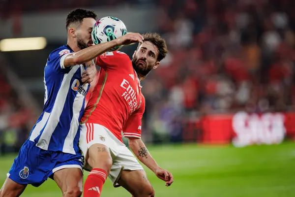 Liga Portekiz Betclic maçında Porto ve Rafa Silva 'dan Joao Mario SL Benfica ve FC Porto arasında Estadio Da Luz, Lizbon' da oynandı. (Maciej Rogowski)