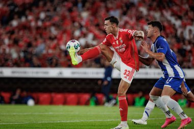 Lizbon 'daki Estadio Da Luz' da oynayan SL Benfica ile FC Porto arasında oynanan Liga Portekiz Betclic maçında Petar Musa, Ze Pedro. (Maciej Rogowski)