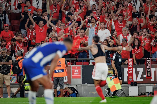 Angel Di Maria, Lizbon 'un Estadio Da Luz kentinde oynanan Liga Portekiz Betclic maçında SL Benfica ile FC Porto arasında 23 / 24' lük bir gol attıktan sonra kutluyor. (Maciej Rogowski)