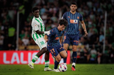 Assane Diao, Pablo Gozalbez La Liga maçında Real Betis ve Valencia CF arasında Estadio Benito Villamarin, Seville 'de. (Maciej Rogowski)