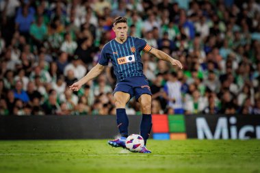Gabriel Paulista, La Liga maçında Ayoze Perez Real Betis ve Valencia CF arasında Estadio Benito Villamarin, Seville 'de. (Maciej Rogowski)