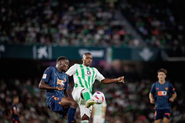 Mouctar Diakhaby, William Carvalho La Liga maçında Real Betis ve Valencia CF arasında Seville, Estadio Benito Villamarin 'de. (Maciej Rogowski)