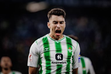 Marc Roca, La Liga 'da Real Betis ile Valencia CF arasında oynanan 23 / 24 maçında attığı golü Seville' deki Estadio Benito Villamarin 'de kutluyor. (Maciej Rogowski)