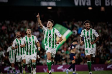 Marc Roca, La Liga 'da Real Betis ile Valencia CF arasında oynanan 23 / 24 maçında attığı golü Seville' deki Estadio Benito Villamarin 'de kutluyor. (Maciej Rogowski)